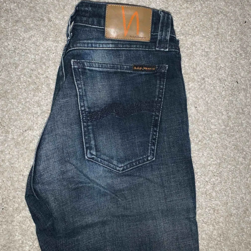 Jättefina jeans från Nudie, aldrig använda, hög kvalitet, säljer pga aningen för små. Hör av dig om du vill ha ytterligare bild på hur dom ser ut på. Nypris: 1200kr Mitt pris: 300kr . Jeans & Byxor.