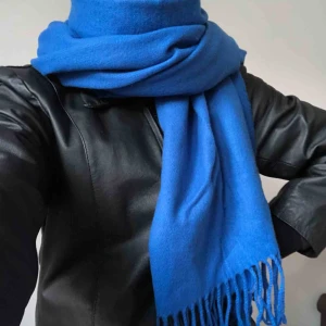  - Blå halsduk från Monki