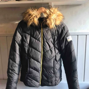  - Vinterjacka i dun från Svea! Har avtagbar päls på luvan (självklart fake), gulddetaljer! Skriv för att diskutera pris ❤️
