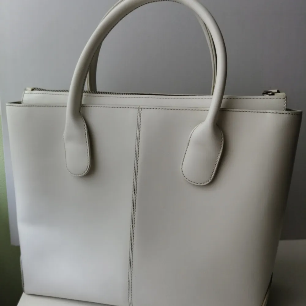 Tod's Shoulder Bag, like new, White, authentic, size 25x33x10cm, write me for more info. Väskor.