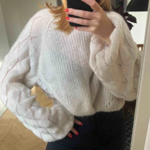  - En vit, jättemysig stickad tröja från Weekday. Aldrig använd🥰 möts upp i Malmö annars betalar köparen frakten!