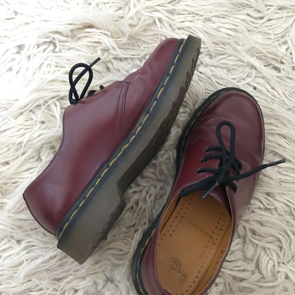 Låga klassiska Dr Martens-skor i mörkröd färg. Väl omhändertagna med skokräm, bytt skosnören samt sparsamt använda. Ska flytta till mindre så måste sälja av lite. Möts upp i Sthlm eller skickas mot fraktkostnad på 90kr. . Skor.