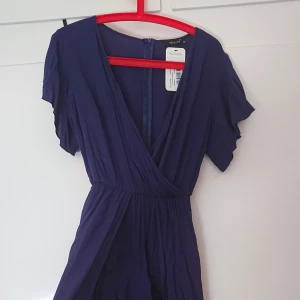  - Oanvänd  lång klänning med insydd shorts