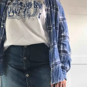  - Filippa K kjol köpt för 1200kr som är inprincip oanvänd.  Bra basplagg att ha i garderoben;) Kjolen slutar en bit över knäna på mig som är 170cm Frakt tillkommer