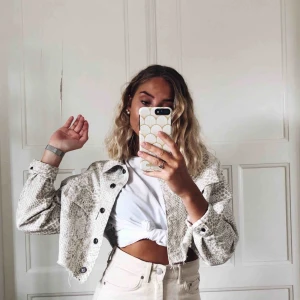  - Snygg croppad jeansjacka från topshop 💓 köpare står för frakt på 59kr 💞