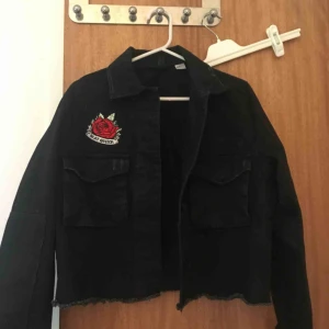  - Svart jeansjacka från h&m, använd ca 3-4 gånger.