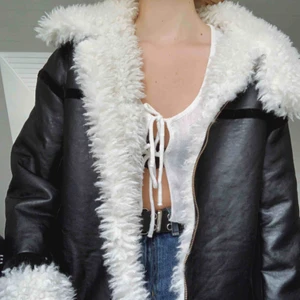  - Ascool oanvänd jacka i faux leather and fur, prislapp kvar. Betalade 925+225(tull)kr!  Storleken är i M men passar även någon S som vill ha en mer oversize fit.  Frakten står kunden för, men kan tänka mig att träffas upp i Malmö. Betalning via swish