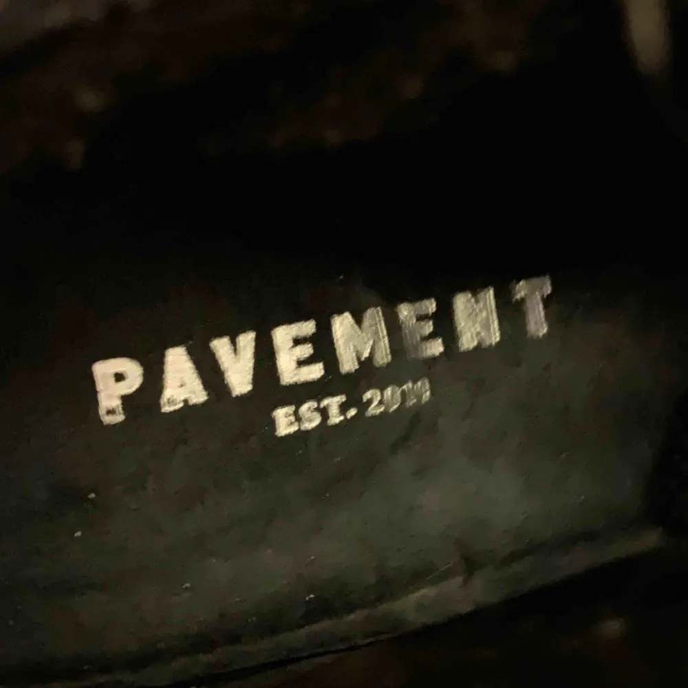 Säljer svarta skor från Pavement, ser ut som Isabel Marant. Använda endast 1 gång så ser ut som nya. Köpta på Jackie i Stockholm för 1199kr. Säljer för 300 + frakt! Hör av dig om du vill ha mer bilder. . Skor.
