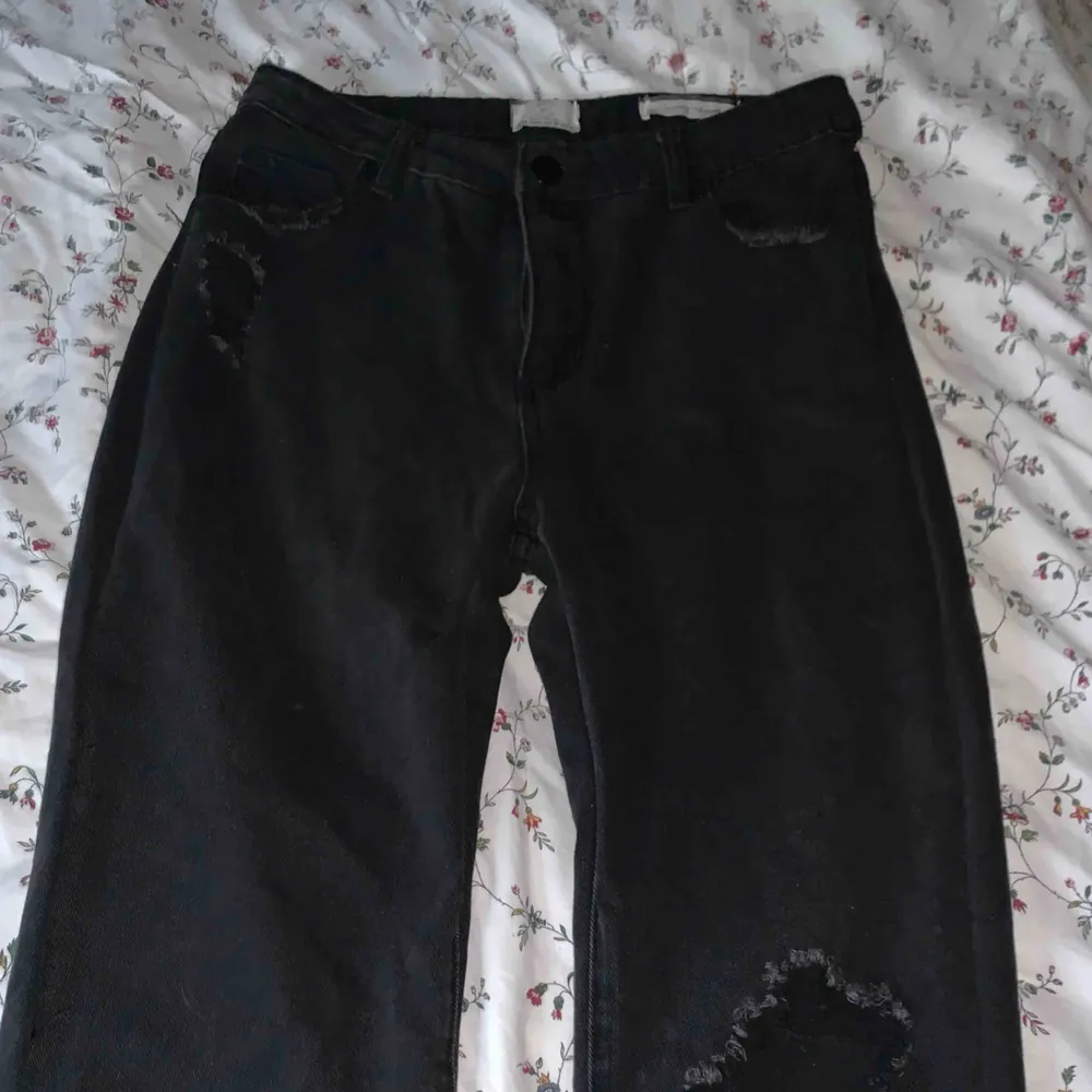 Ett par straight leg jeans använda fåtal gånger, storlek 40. Möts upp i stockholm  nypris: 599kr. Jeans & Byxor.