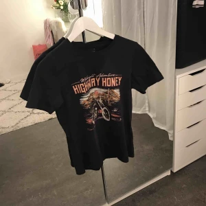  - T-shirt med tryck från Gina Tricot. Aldrig använd. Nypris 129 SEK.