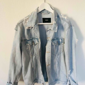  - Snygg street jeansjacka, lite oversize.  Storlek S.  Knappt använd.  