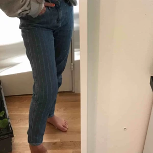  - Ett par asballa jeans från hollister, fint skick. Säljer pga använder it lika mke längre. Frakt tillkommer💗skriv för mer information!