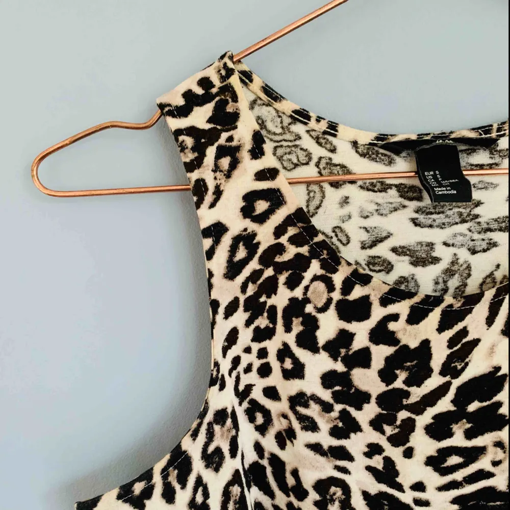 Tight i överdelen och lösare på kjoldelen - med den här är du snygg överallt!😍 Leopardklänning som går ner på ungefär halva låren.   Jag kan både mötas upp eller skicka💌🤗 . Klänningar.