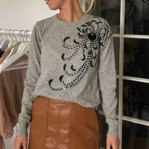  - Härlig stickad tröja med svarta paljetter.