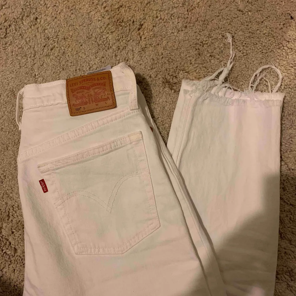 ett par vita levis jeans i 501-modellen som blivit för små för mig och hoppas därför någon annan kan få använding av dom! fint skick!!. Jeans & Byxor.