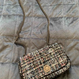  - Jätte snygg väska med kedja och tweed. Väskan är i ny skick