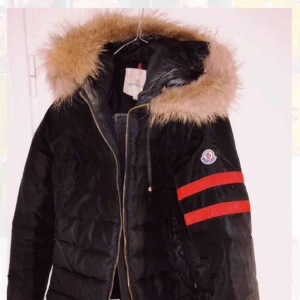  - Här är en moncler Jacks med äkta päls på