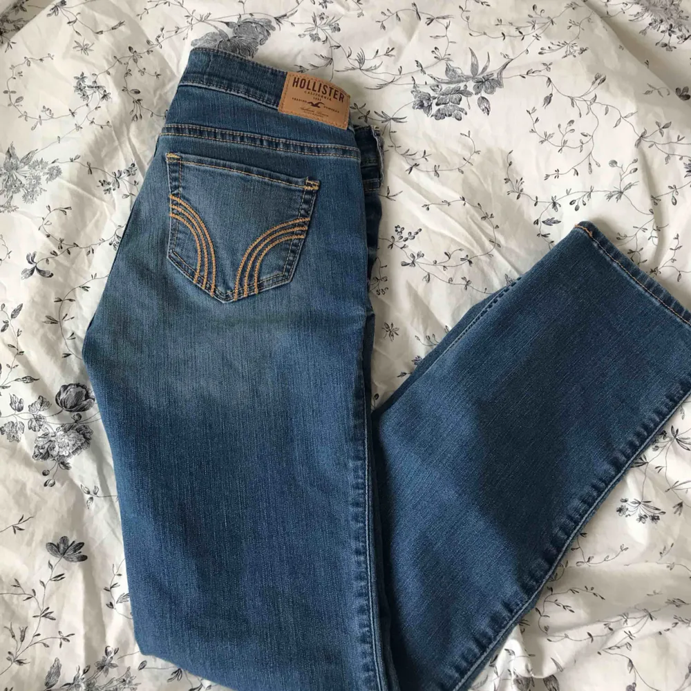 Low Rise skinny jeans från Hollister. Köpta i USA för 600kr men aldrig använda. Jätte fina jeans, men är för små för mig. Skulle säga att de passar XS-S. Perfekt längd för mig som är 161. Pris kan diskuteras 💕. Jeans & Byxor.
