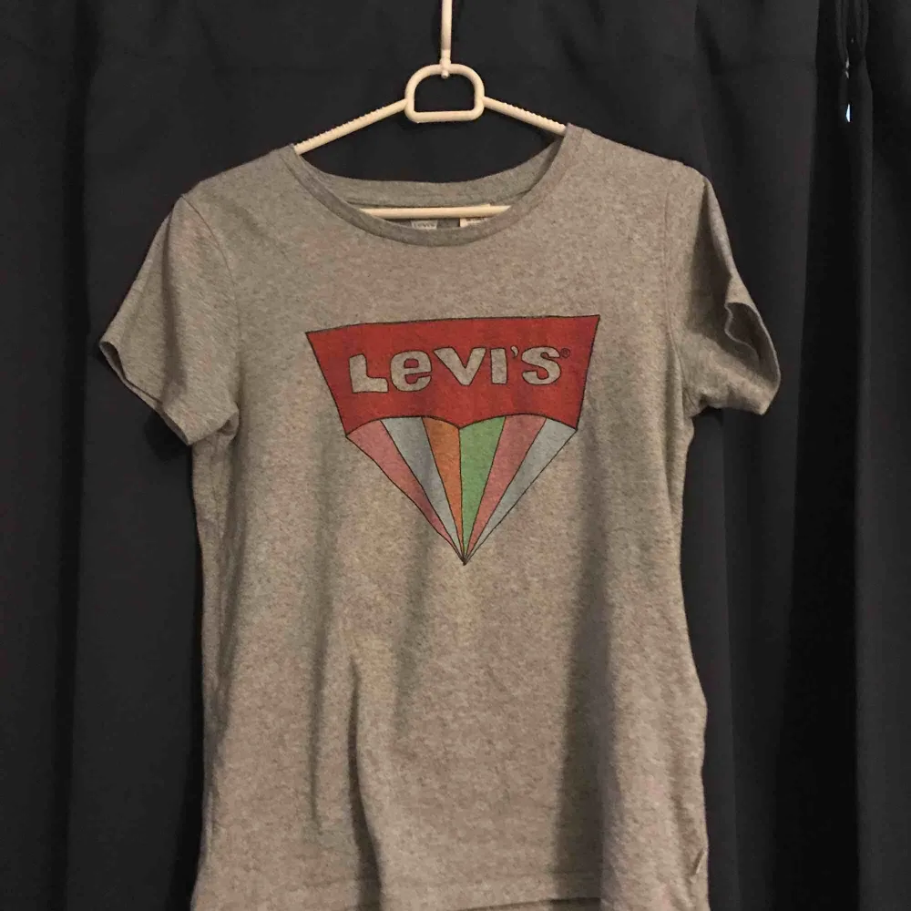 Levis t shirt⭐️ köparen står för frakt  . T-shirts.