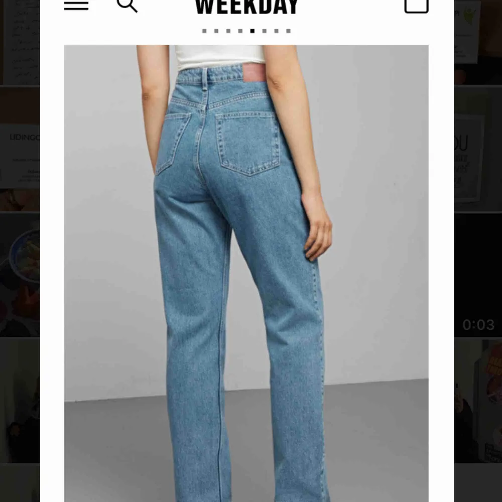 Weekdays jeans  Modell: Row Färg: sky blue Strlk: 27/32 ”Must have” jeans in my opinion! Köpare står för frakt. . Jeans & Byxor.