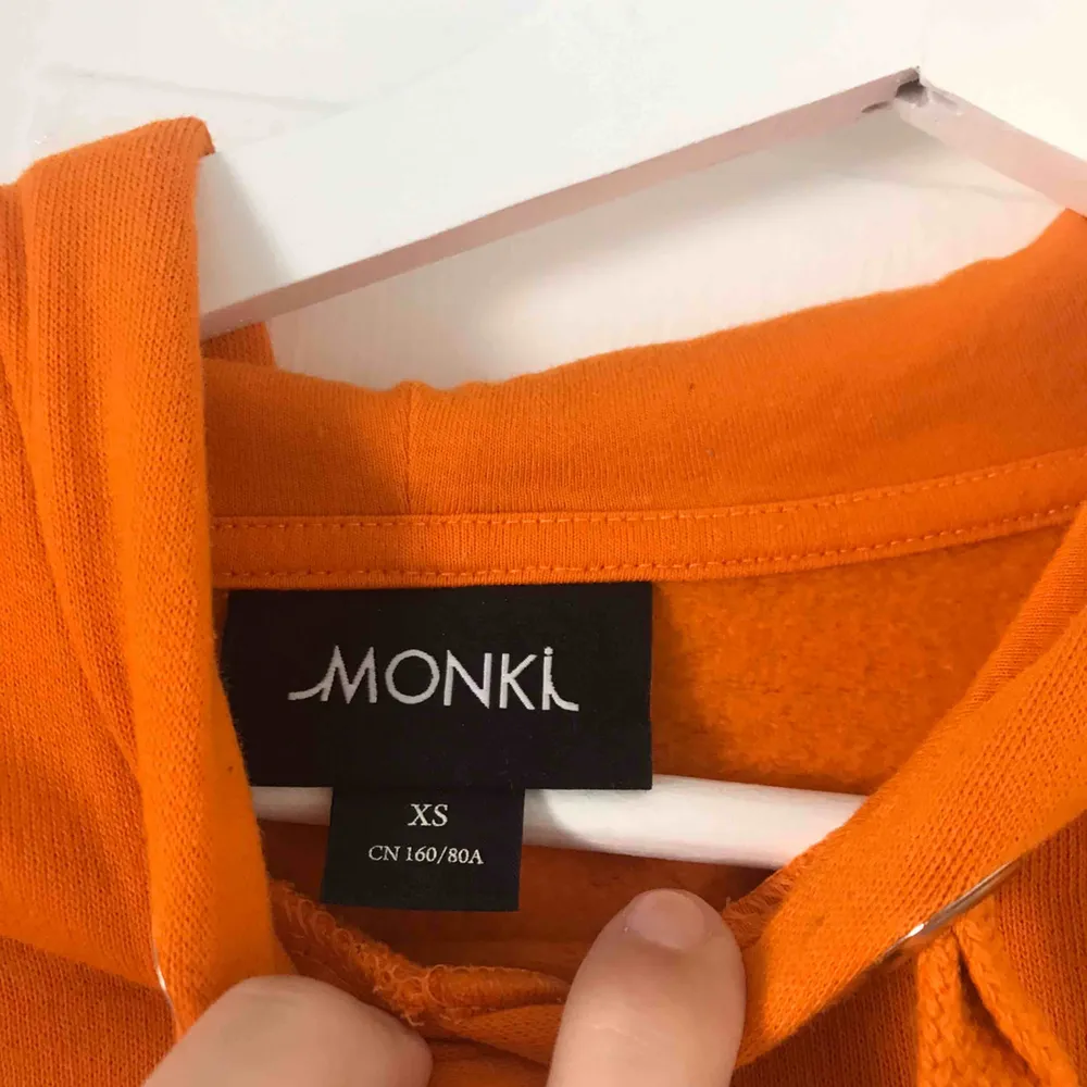 Orange hoodie från monki!!! Storlek XS, perfekt skick :-). Hoodies.