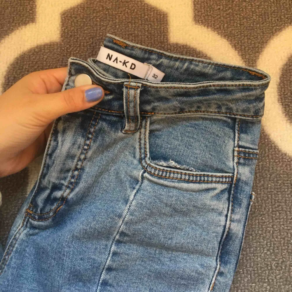 Nästintill helt nya jeans med slits från na-kd. Endast använda en gång. Köpare står för frakt Frakt: 54kr. Jeans & Byxor.