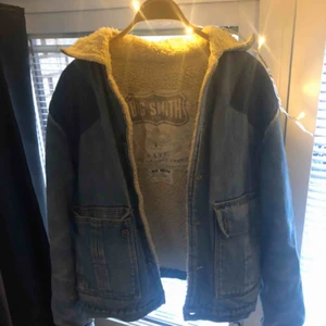  - skitsnygg broke back mountain- liknande jacka ifrån beyond retro. Köpte den nyss för 650kr och har endast använt den en gång pga har en annan fodrad jeansjacka. köp om ni vill fynda! billigare än detta kommer ni inte undan med en sån här kvalite!