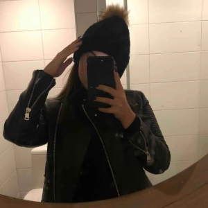  - Skinnjacka från Zara, använt 1 gång... storlek M men är liten i storleken. - Frakt ingår inte 