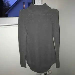 Grå stickad tröja från Gina Tricot, Storlek S, knappt använd, nypris 400kr, köparen står för frakt