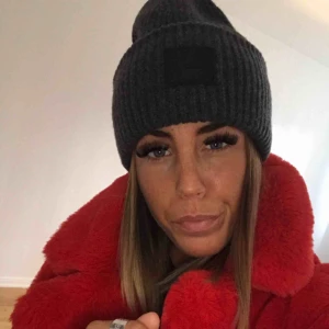  - Mörkgrå acne mössa, köpt förra året sent februari använd 3-4 gg, passade inte riktigt mig! 