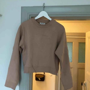  - Hoodie från ACNE Studio i mycket fint skick. Ljusrosa med silverdetaljer