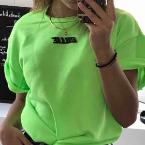 Neon grön Billie Eilish tröja.   Köpt för 300 kr säljer för 280 kr.  Använt 2-3 gånger.    