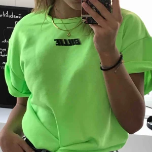 - Neon grön Billie Eilish tröja.   Köpt för 300 kr säljer för 280 kr.  Använt 2-3 gånger.    