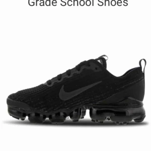  - Säljer Nike air vapormax flyknit, Storlek 36 Knappt använda. Kan tänka mig byta oxå men mot några som har samma prisvärde, annars så kan jag gå ner i pris med. Köpta för 1800 och väldigt bra skick