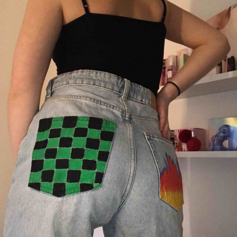 mom jeans med slitningar och brodering i knäna från monki, handmålade av mig med akrylfärg! går bra att tvätta på låg värme, köpare står för frakt!. Jeans & Byxor.