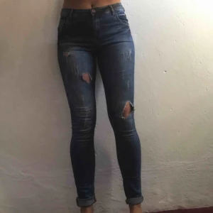 - Slitna jeans köpte i New York, använda ett par gånger. 