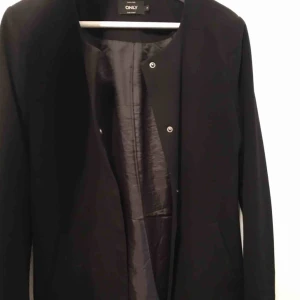  - Svart kappa från Only som går ner till knäna, lite tunnare så den kan inte användas som en kappa på vintern