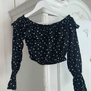  - Säljer en tröja från Linn Ahlborg, sparsamt använd. Fint skick. Frakt ingår. 