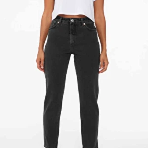  - Svart/gråaktiga jeans i modellen kimono från Monki. Storlek 25. Jag är strax under 170 cm och har jeansen utan att vika upp. I bra skick, men något stela (dock ingenting som någonsin stört mig!)