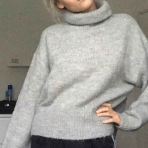  - Supermysig grå stickad tröja från Hm! Kliar inte!!!Köpare står för frakt 55 kr! 💗 ny och oanvänd