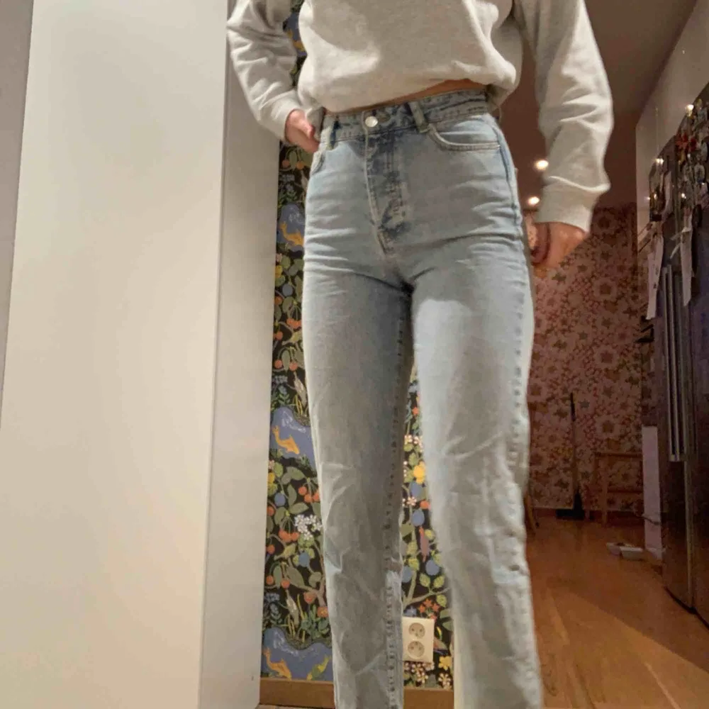 Mom jeans från Gina tricot köpta för 599kr, säljes pga för små!. Jeans & Byxor.