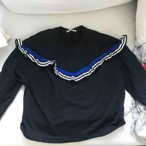  - En sweatshirt från pull and bear i strlk xs, säljs då jag ej använt den. Köpare står för frakt