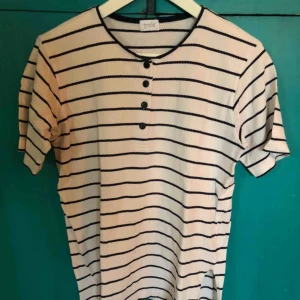  - Grovstickad t-shirt ☀️  Köpare betalar frakt ❤️