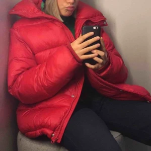  - Snygg röd jacka. Super gosig och varm! Köparen står för frakt, kan över mötas upp i sthlm💓💘