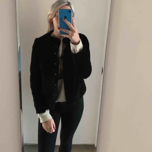  - Perfekt till att använda som vinter/höstjacka . Fake päls såklart💁🏼‍♀️ Frakt tillkommer🌻