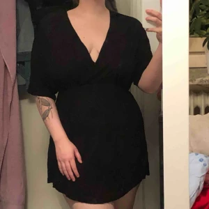  - klänning/tunika. ganska kort på mig som är 176cm lång. aldrig använd. frakt inräknat i priset💸