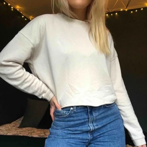  - Vit/Beige, croppad collegetröja. Använd fåtal gånger. Superskön och har bra passform!!🥰 Exklusive frakt