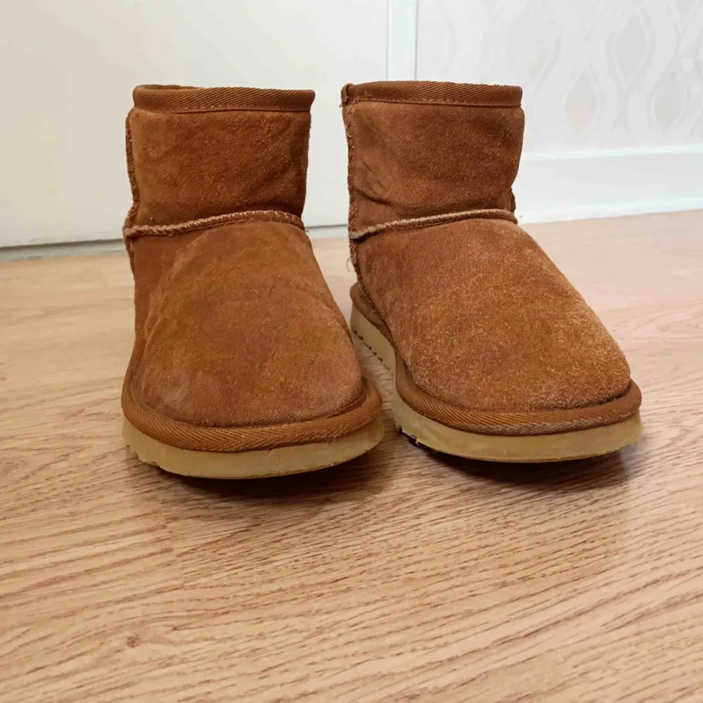 Uggs (OBS! ej äkta) i strl 37/38. Använd 1 vinter. Frakt tillkommer. . Skor.