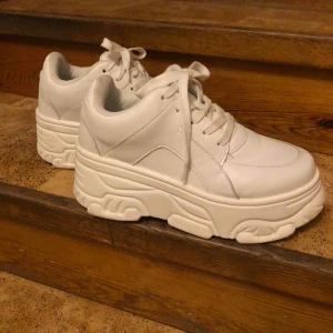  - Säljer dessa sjukt snygga sneakers som är köpta här på plick! Säljes pga att det är för små för mig. Köparen står för frakt.