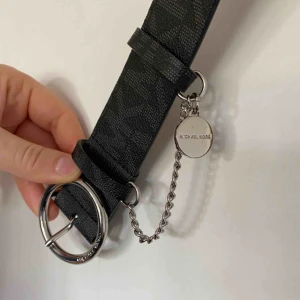  - Äkta Michael Kors skärp inköpt på Nordstrom i New York. Nyskick! Storlek XL, men går att göra egna hål om det skulle vara för stort. Nypris ca 800kr. Syntetiskt material. Skickas spårbart och fraktkostnad på 63kr tillkommer💝